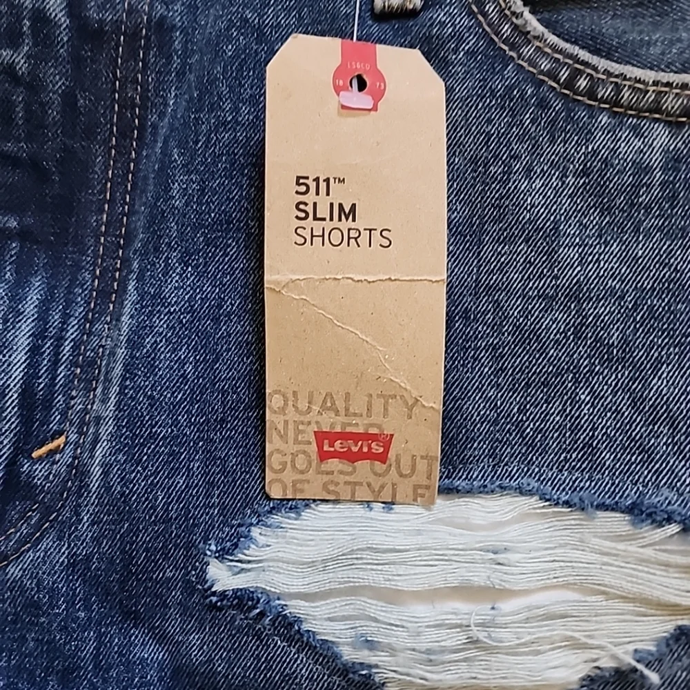 NWT Levi's 511 fall at knee shorts size 40 distressed‎